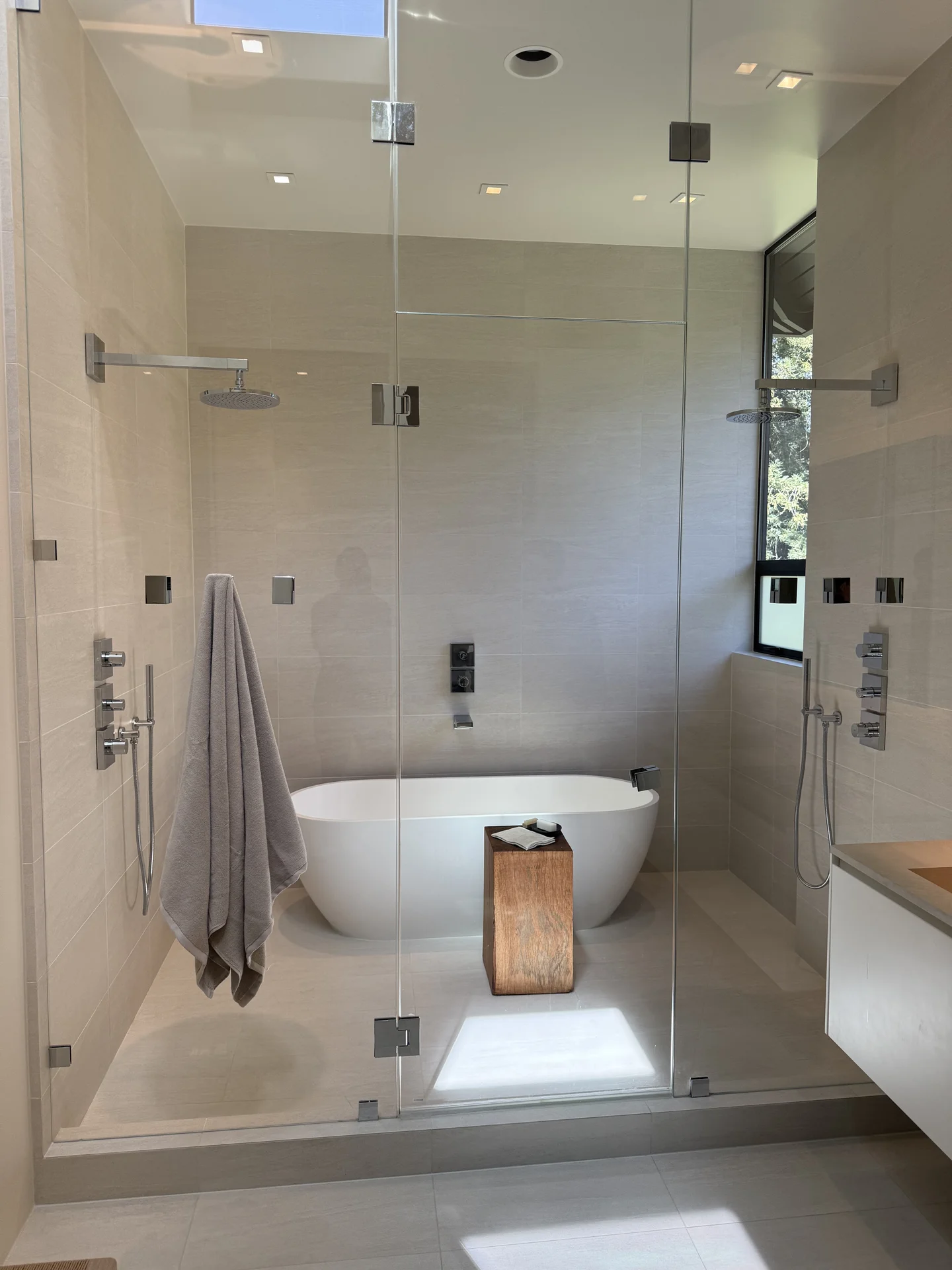 Elegant bathroom hardware